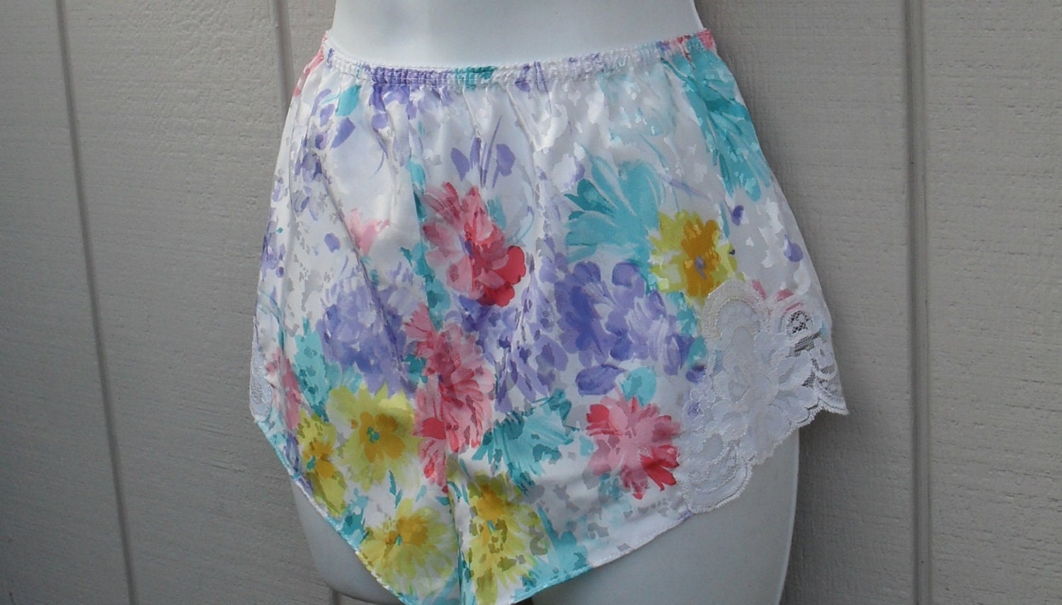 Vintage 80s White Tap Pants Nylon panties with lace trim sz Small to Medium