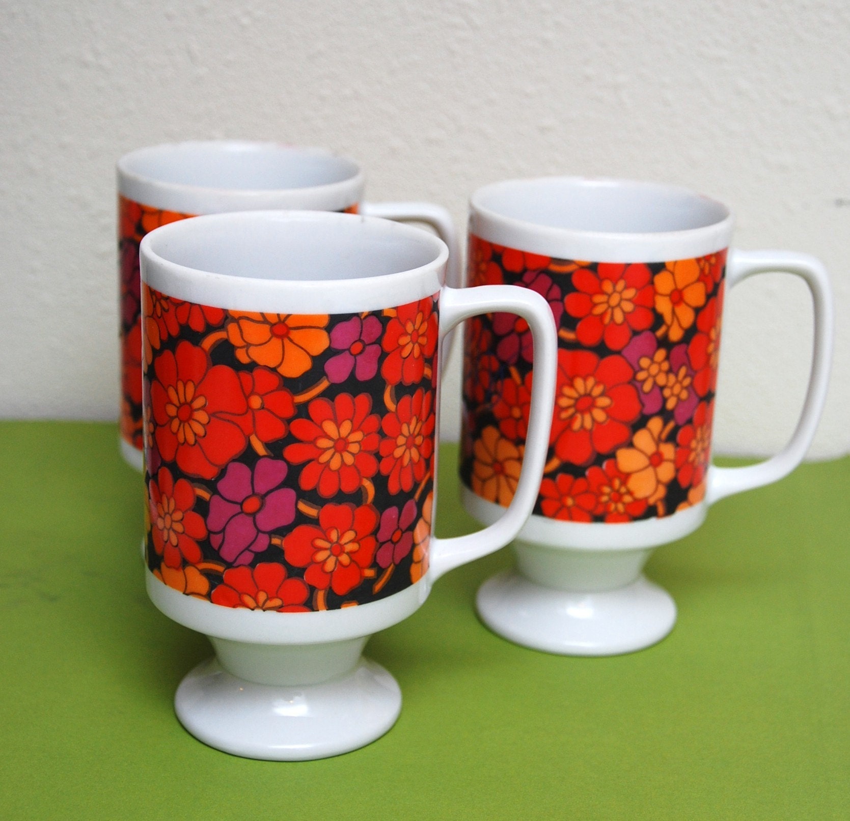 Cute VINTAGE MUG SET of 3 Orange Floral Design / Flower Power Retro 70s
