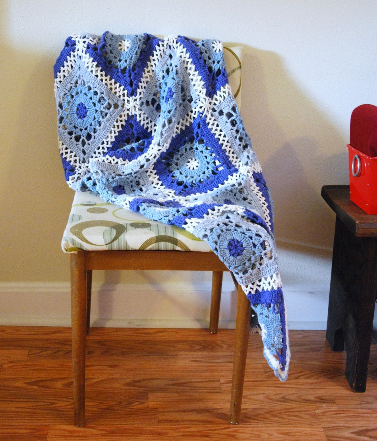 Vintage BLUE PERIWINKLE BLANKET / Granny Squares Afghan Sofa Throw