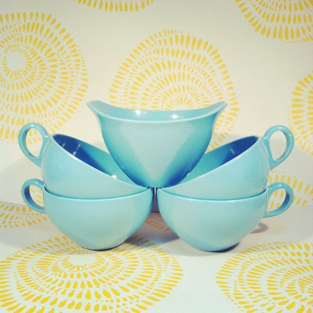 PLASTIC TURQUOISE CUPS / Set of Four And One Sugar Bowl / Retro 50s 60s Melmac Melamine