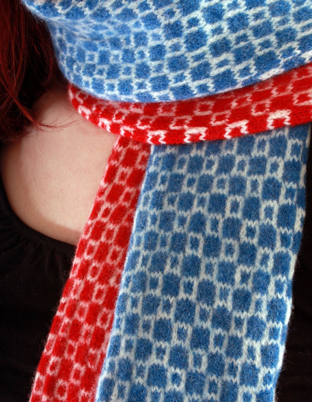 Op-Art Scarf in Blue and White