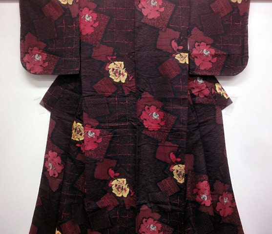 Japanese silk kimono - Vintage- Black with rose colored flowers