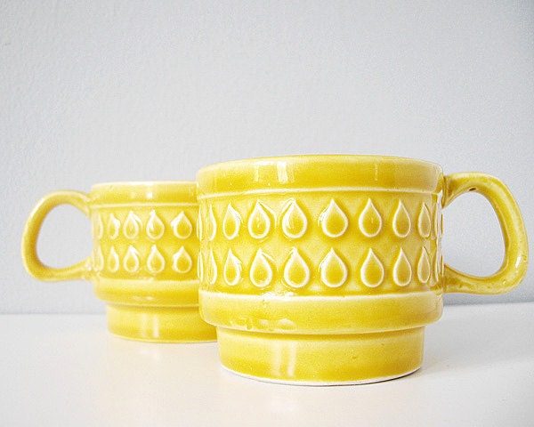 Two vintage cups stacking ceramic raindrop pattern - caramel yellow mugs with rain drops