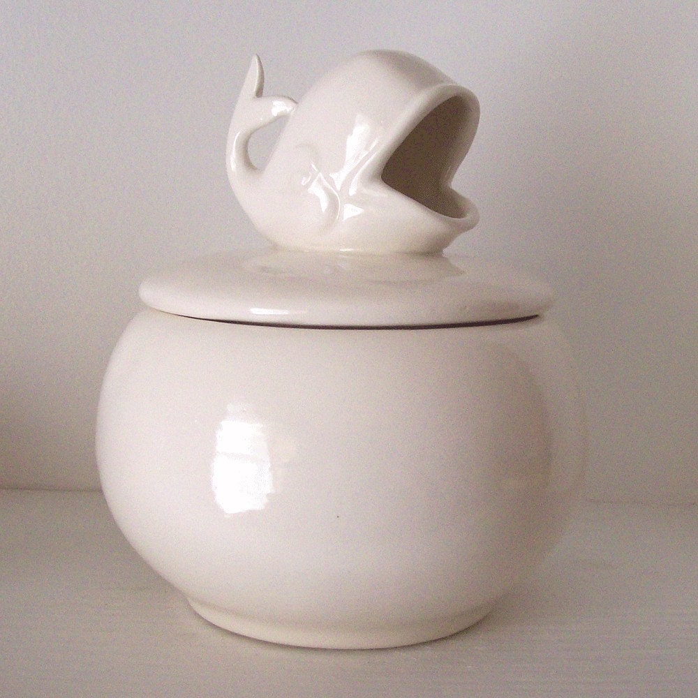 Round Whale Candy Dish in White Vintage Design