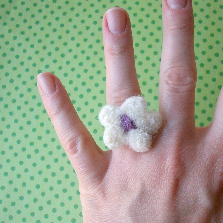mini felted flower ring - cloud white / lilac - size medium