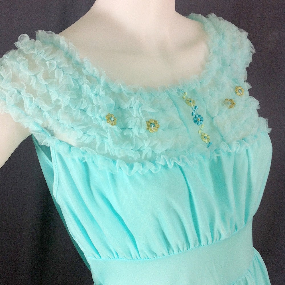 1960s nightie with ruffled neckline L, XL