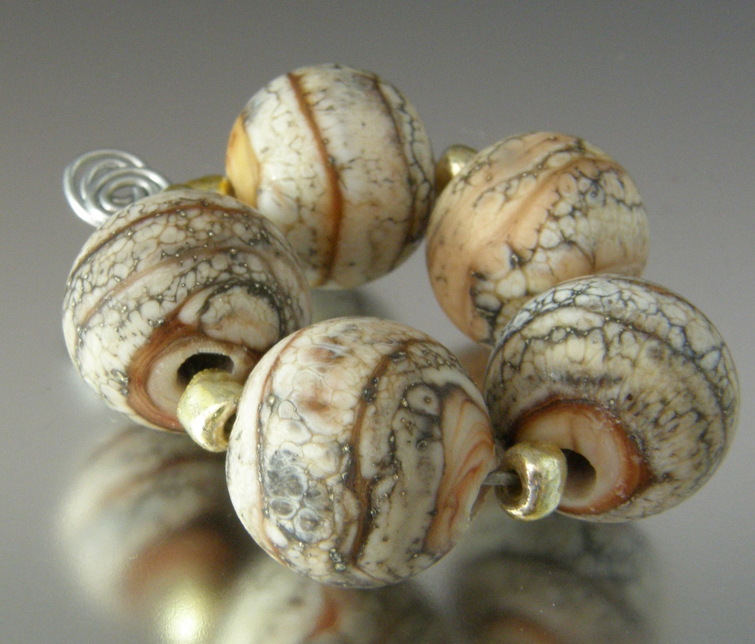 KILLERBEEDZ1 - Beige Marbled - 5 Etched Round Lampwork Beads