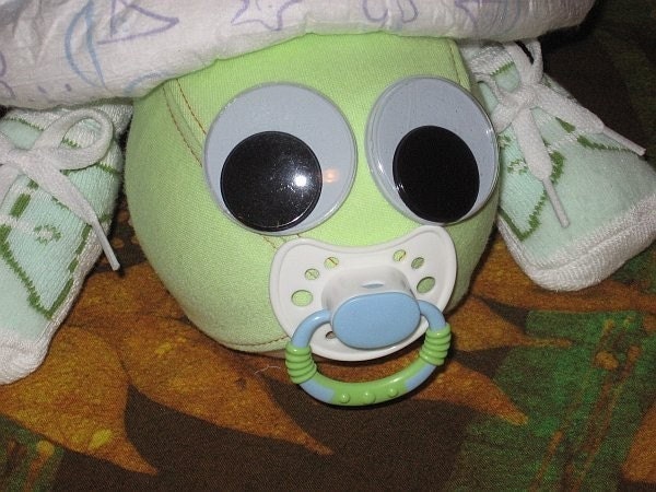 Learn how to make Scooter the Diaper Turtle. GR8 for baby nursery. Diaper cake keepsake