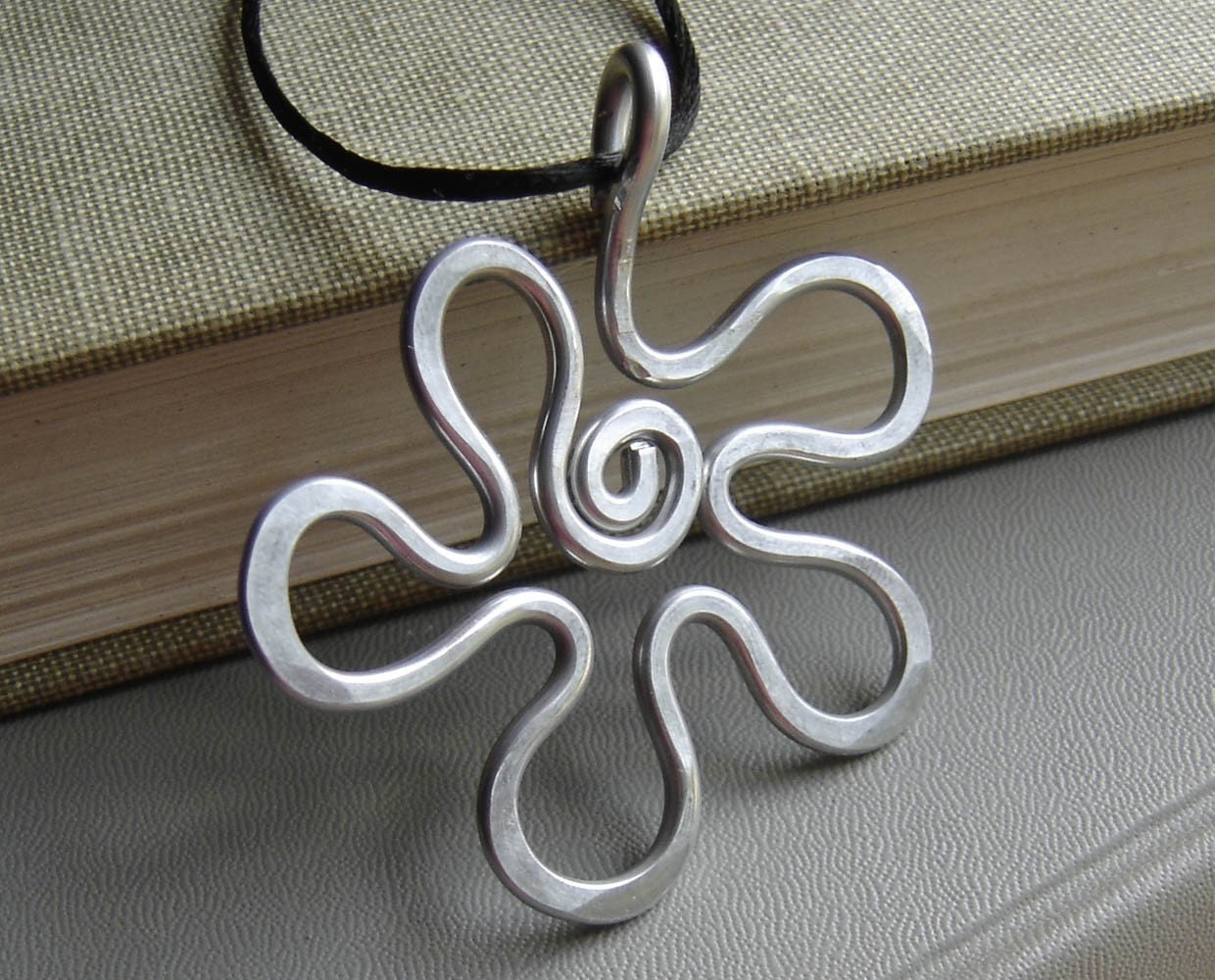 Retro Groovy Flower Pendant - Light Weight Aluminum Wire Big Necklace - Spongebob Aluminum Jewelry