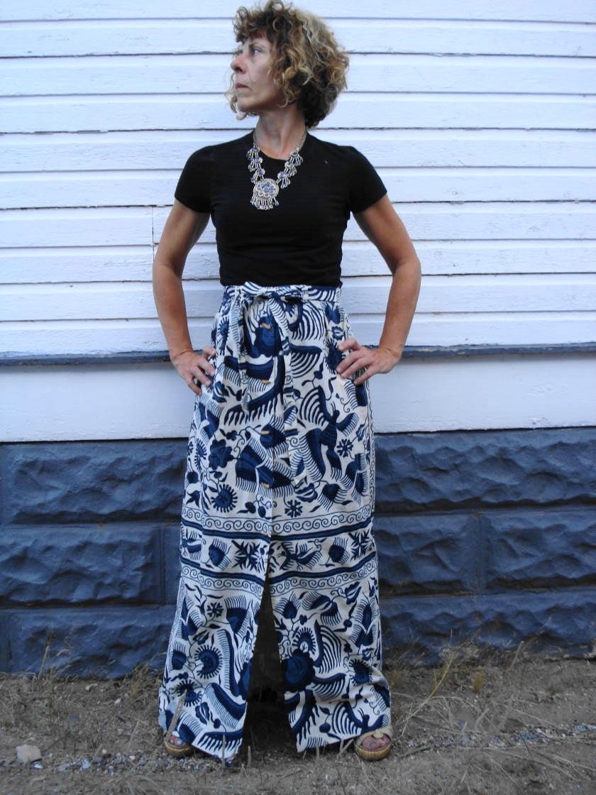 1970s Blue Tiki Batik Boho Maxi Skirt Size 8 2012297