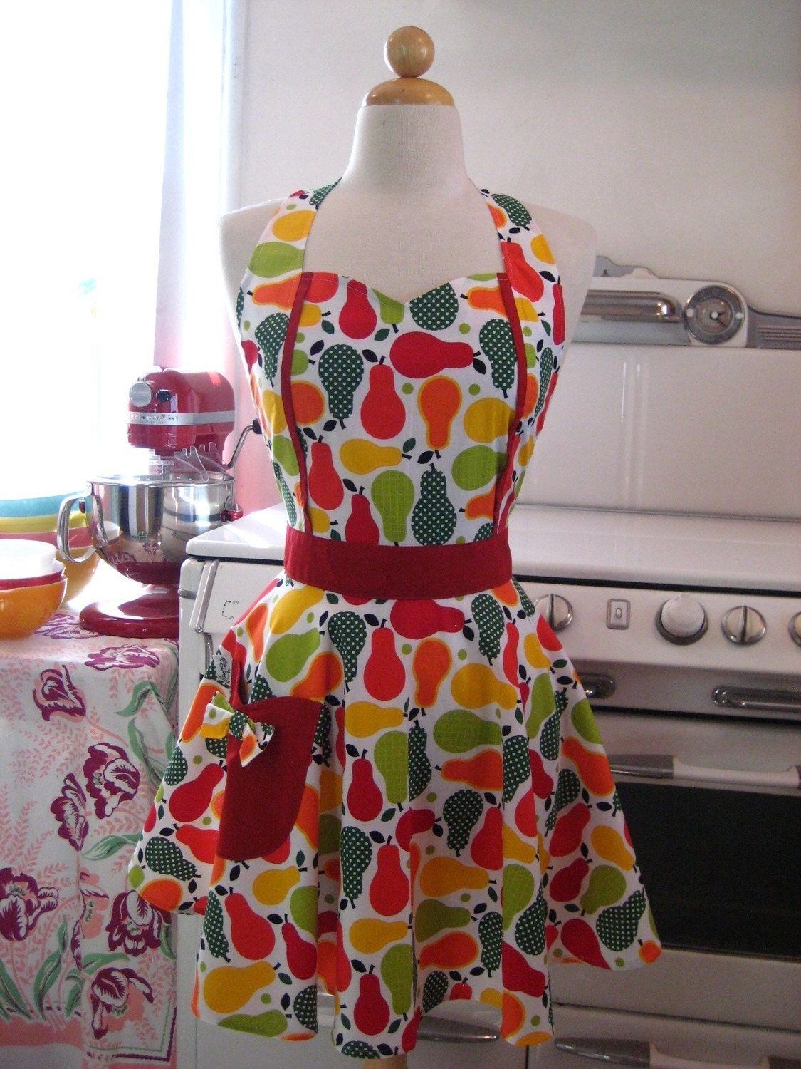The MAGGIE Vintage Inspired Market Fresh Pears in Red Yellow and Green Full Apron