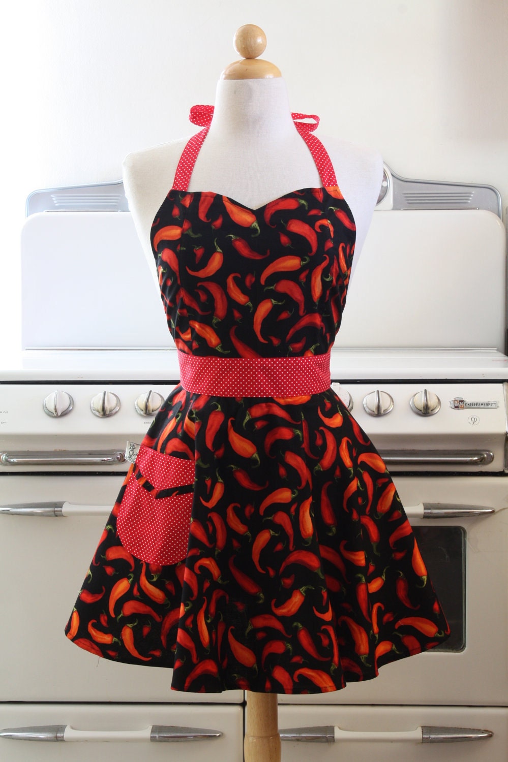 Apron Retro Style Sweetheart Neckline Chili Peppers Full Apron BELLA Vintage Inspired