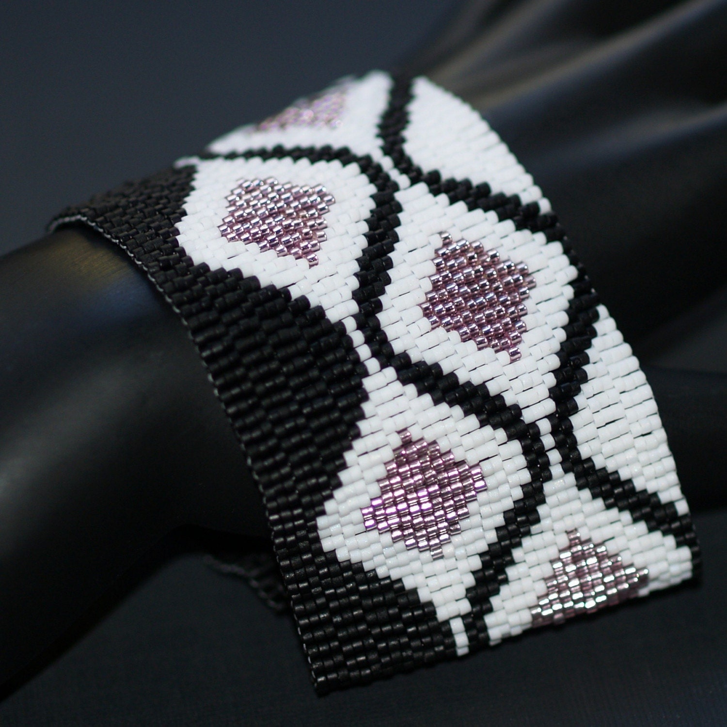 Pink Diamonds ... Peyote Bracelet . Wide Cuff . Beadwoven . Jet Black . Metallic Pink . Seed Beads . Retro . Mod . Geometric . Shimmery