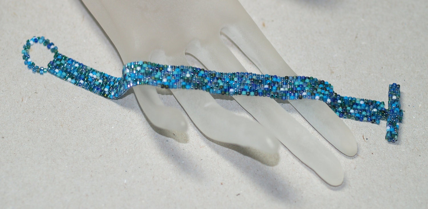 Teal ... Peyote Bracelet . Narrow . Shiny . Shades of Blue . Aqua . Turquoise . Green . Oceanic . Simple . Modern . Elegant . Chic