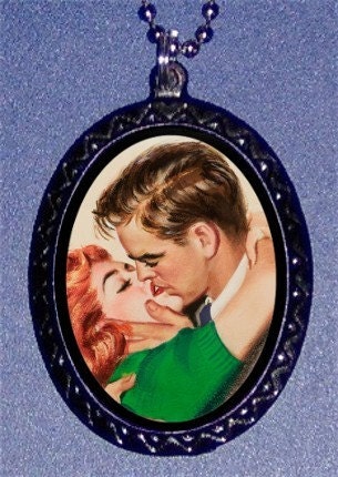 Kissing Couple Romance Pulp Sweetheartsinner Pendant Necklace