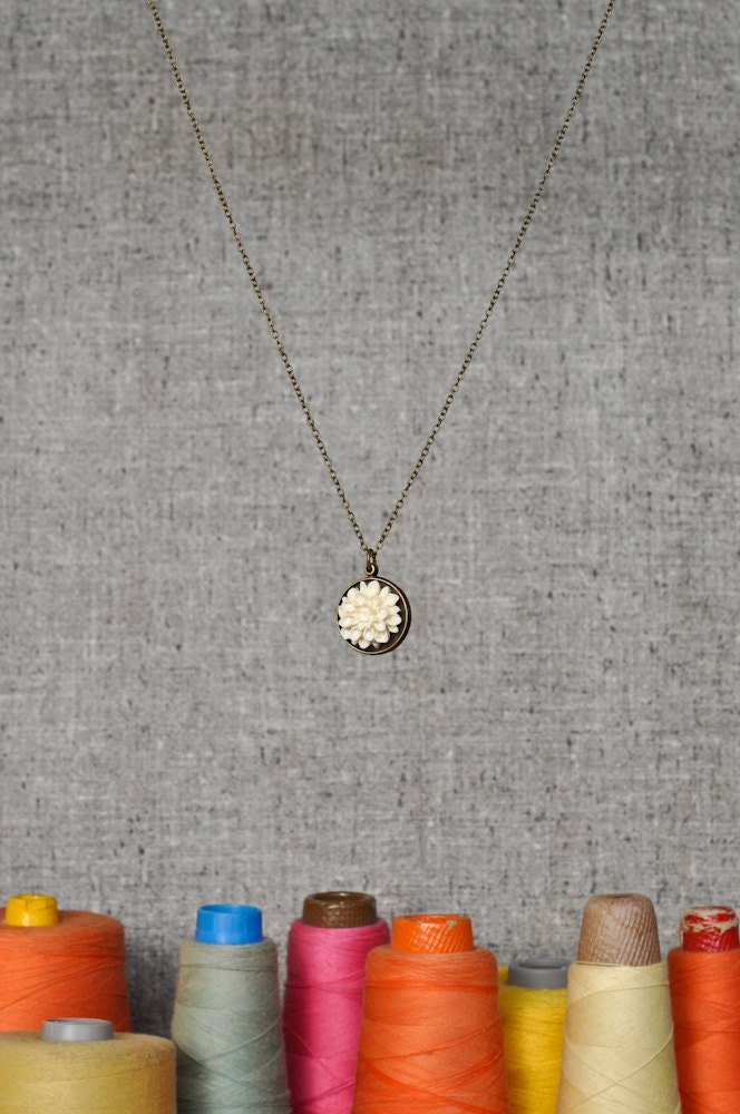 Cream Chrysanthemum Necklace - Allie