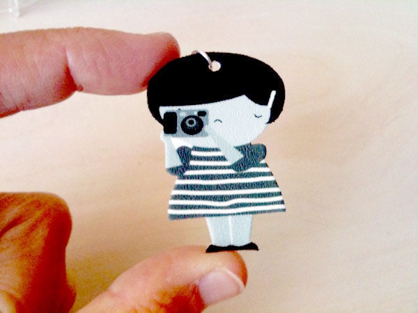Say cheese - girl pendant