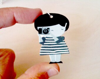 Say cheese - girl pendant