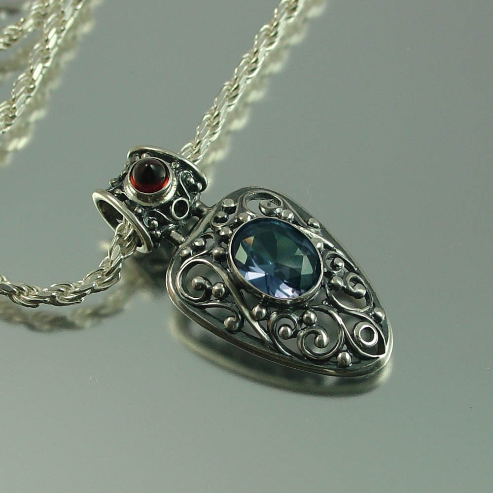 GERTRUDE silver pendant with Alexandrite and Garnet