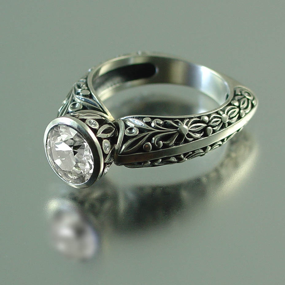 THE CROWNED COUNTESS silver ring with White Sapphires