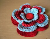 Blossom----crocheted red-light blue flower pin/fleur crochete rouge et bleu clair/ flor a crochet rojo y celeste.