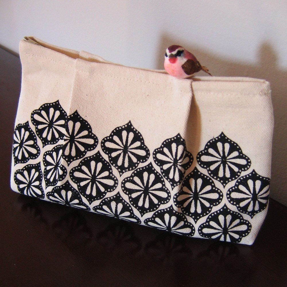 Medallion - pleated canvas zipper pouch in off white and black