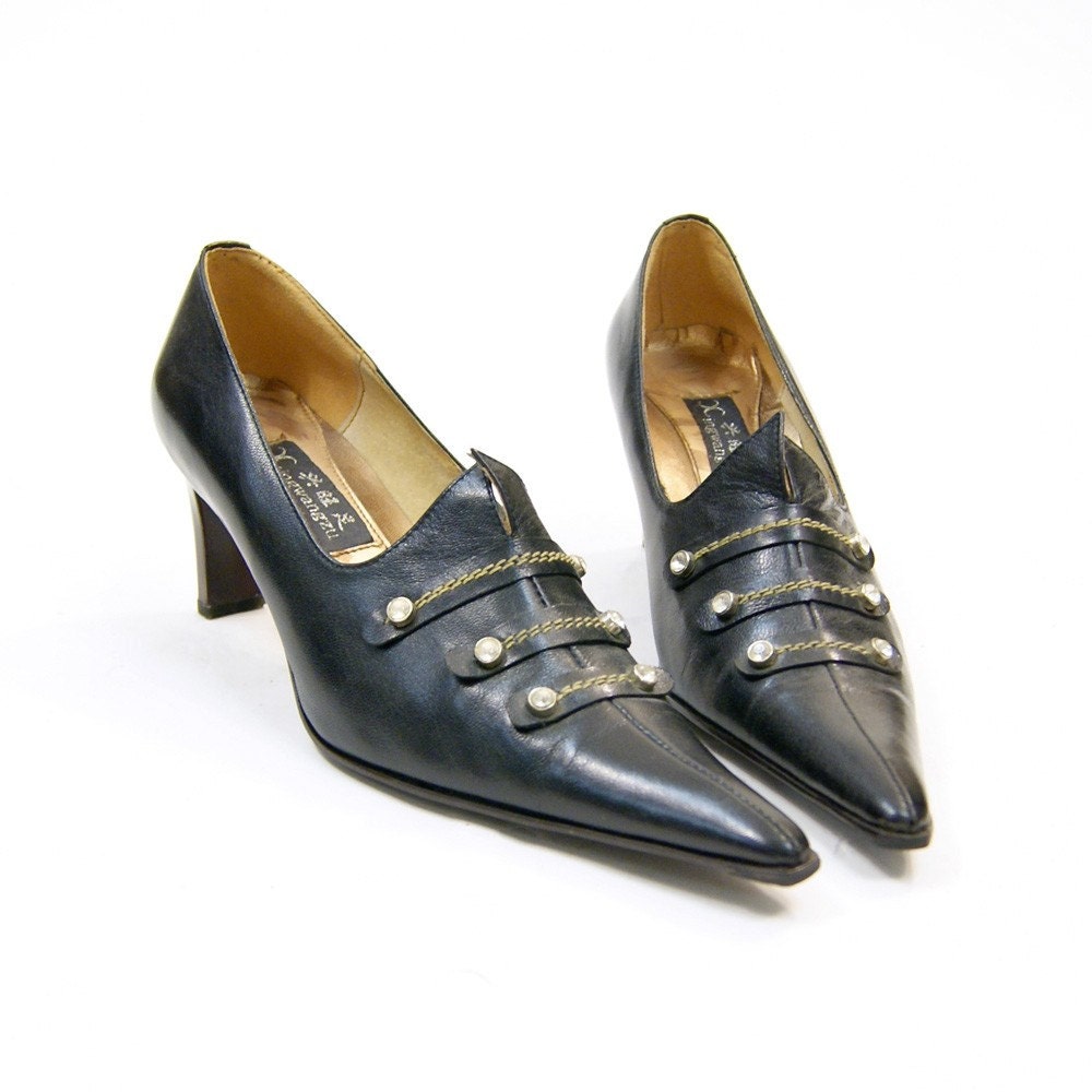 80s Gothic Pumps in Black Leather with Lucite Heel & Pointed Toe / sz 8.5