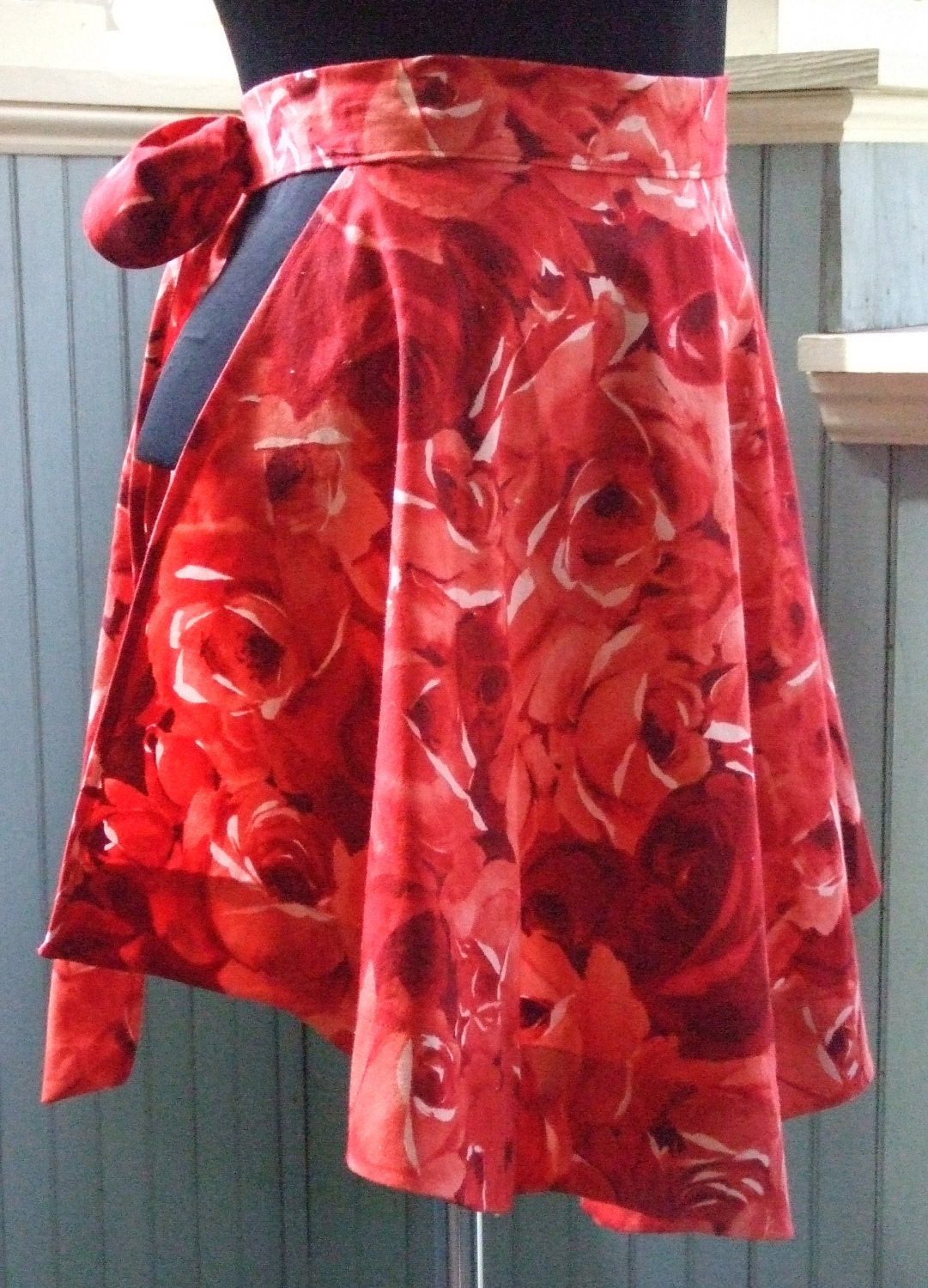Red Red Rose Retro Style Half Apron