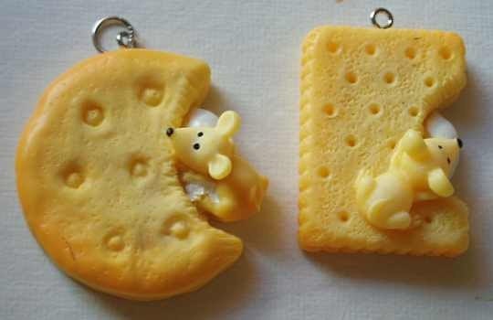 Kawaii & Cute Mouse eating Biscuit Necklace - Cheese or Chocolate
