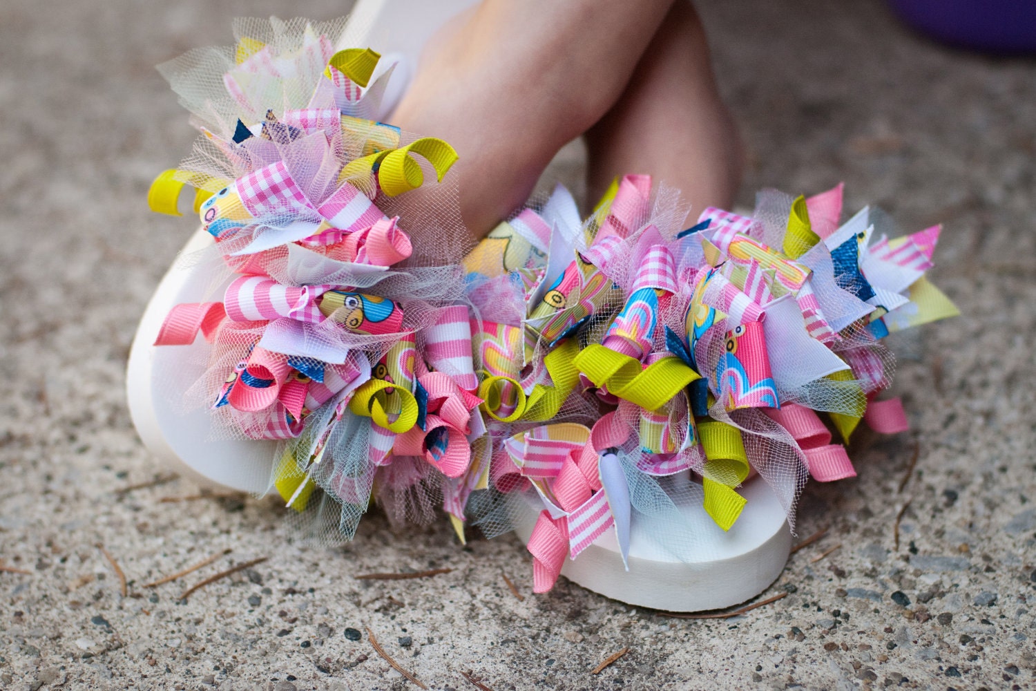 Learn how to make funky loopy flip flops, hair bows and headbands PDF hair bow instructions