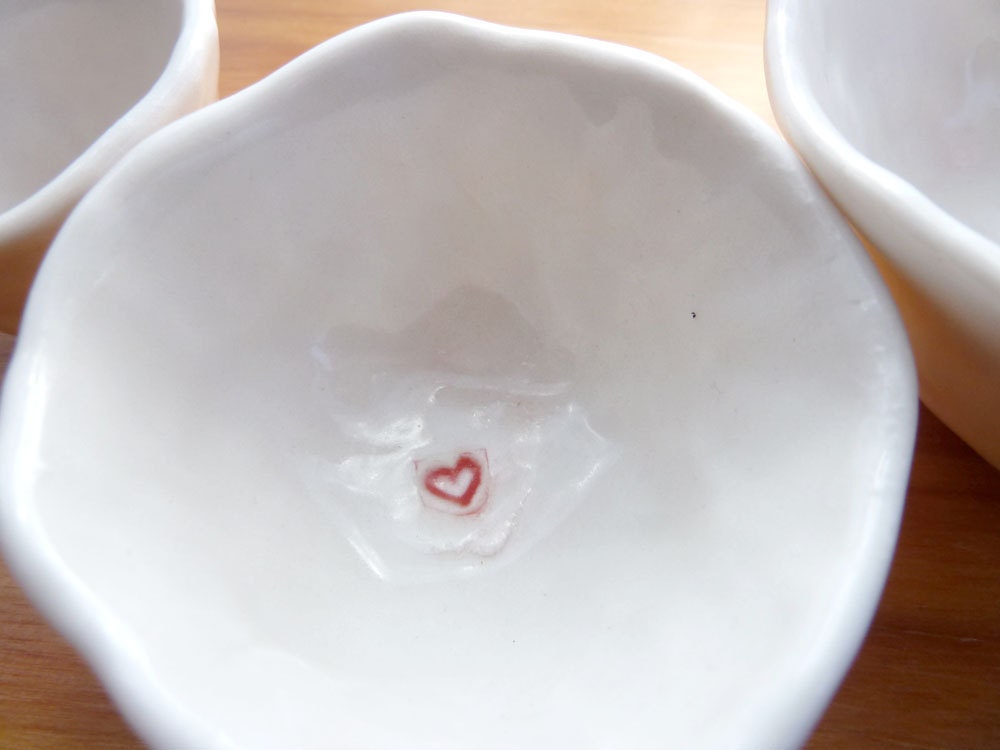 Nested Mini-Bowls with "MOM" (KISS - Pure White)