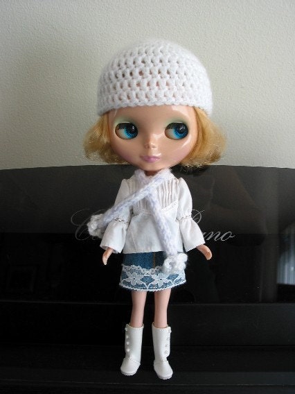 Crocheted Set with White Hat and Scarf with White Flowers for Blythe