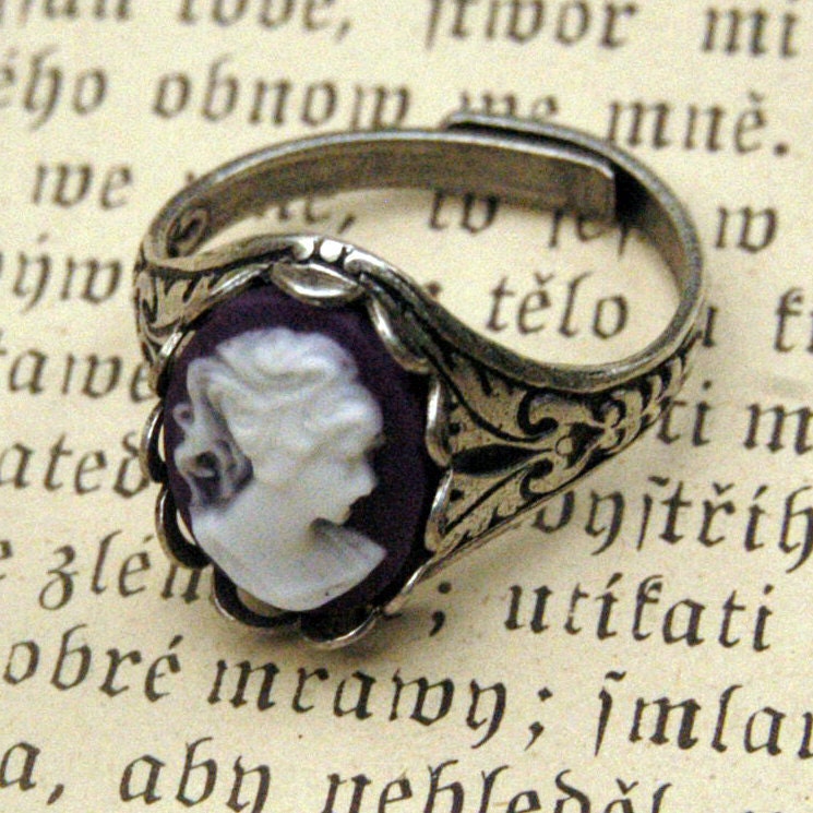 Purple Lady Cameo Ring in Silver