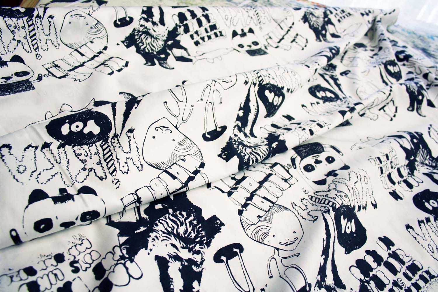 Vesihiisi sihisi hississä screen printed fabric