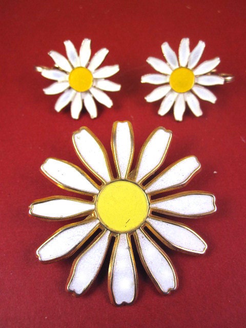 Vintage 60s Enameled Daisy Flower Pin Brooch and Earrings