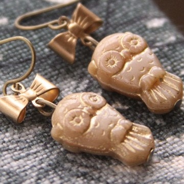 Cream Owl & Bow earrings