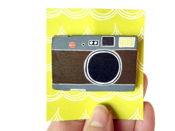 Wood Camera Pin - Brown Vintage Leica