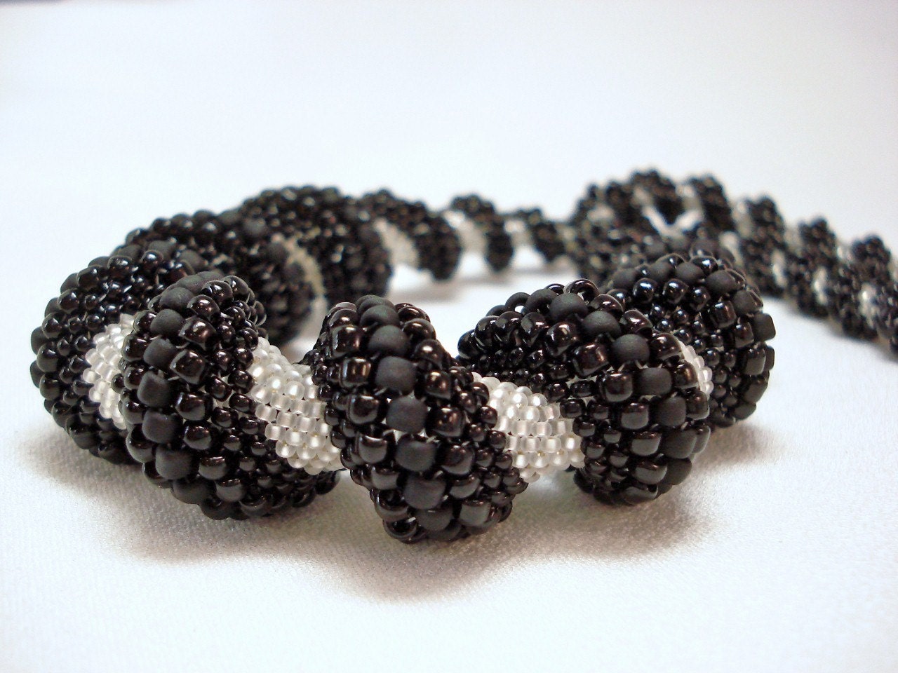 Contoured Contrast Cellini Spiral Beadwoven Necklace