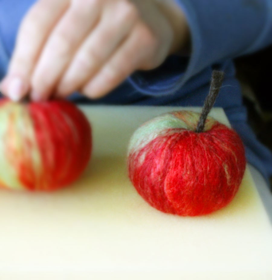 PDF Tutorial for a needle felted Apple - guide how to make - step by step instruction