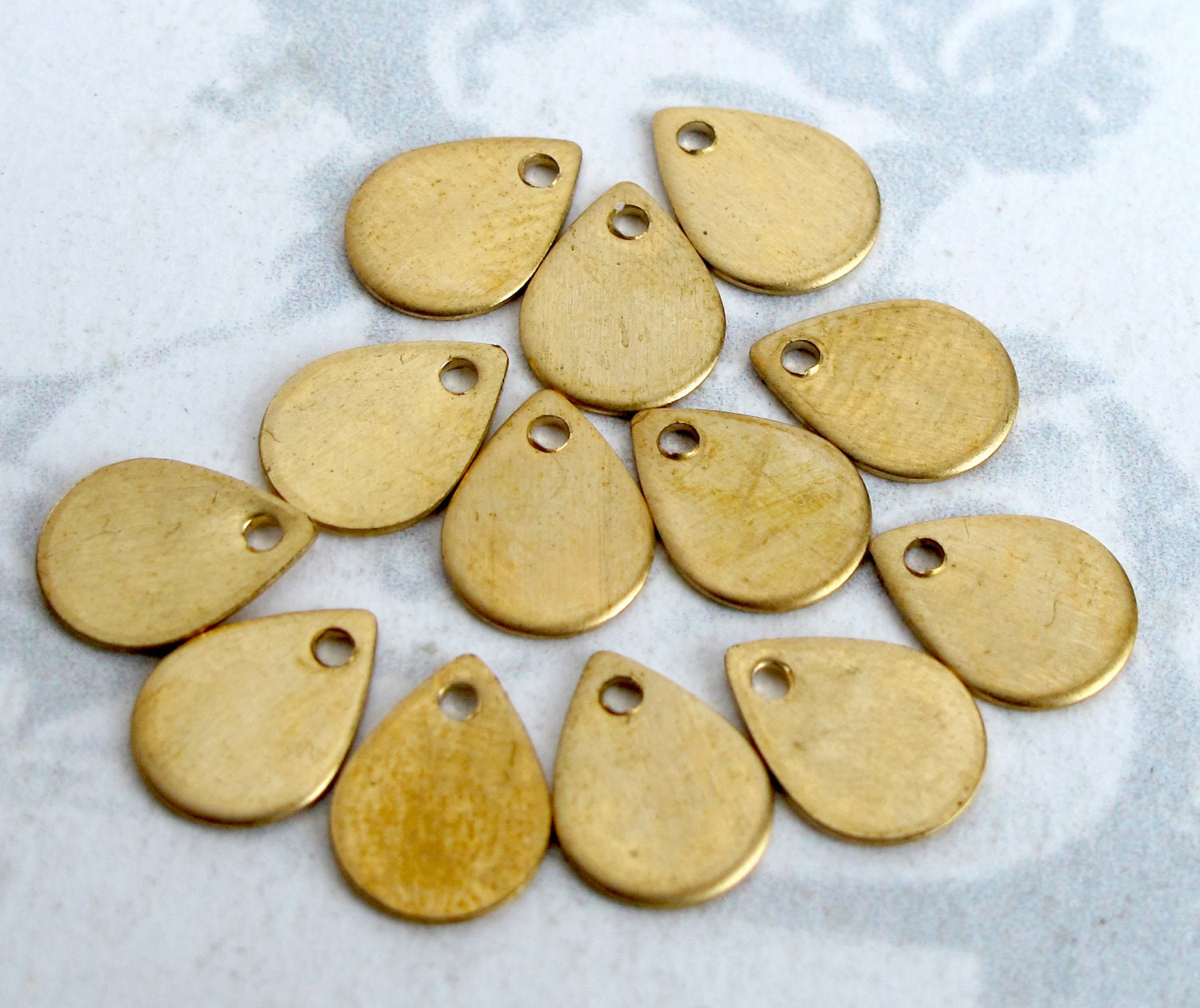 Small Brass Engravable Teardrop Charms (12X) (M775)