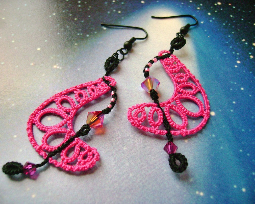 Boomerang pink tatted earrings