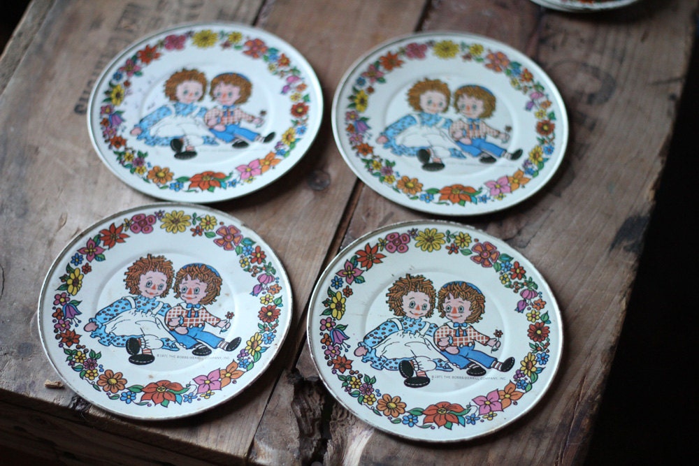Vintage Raggedy Ann and Andy Tin Kids Play Plates