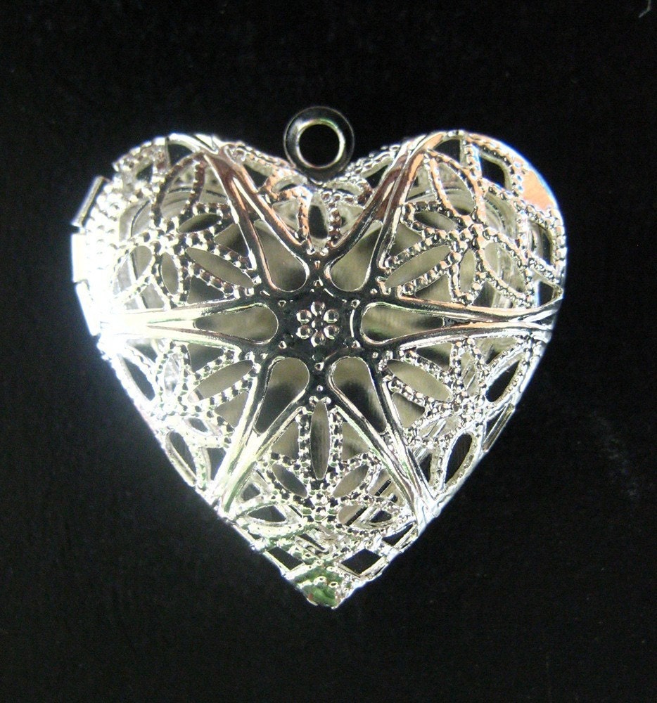 10 heart filigree lockets, PLATINUM plated, 25x27mm (lead and nickel ... 10 heart filigree lockets, PLATINUM plated, 25x27mm (lead and nickel ...