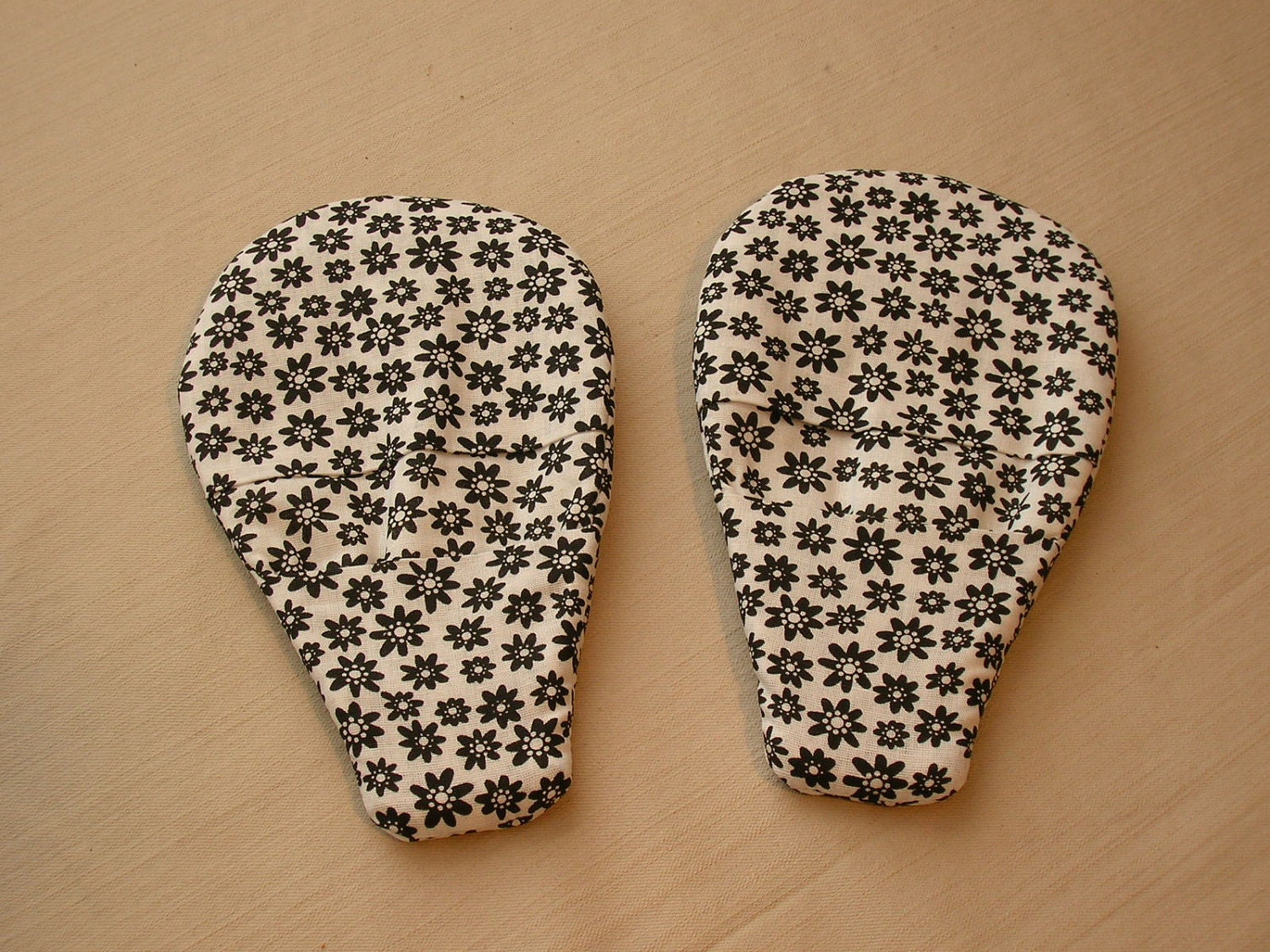 Magnetic Pot Holders Black and White