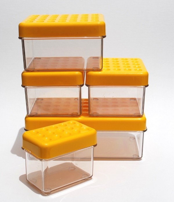 Set 5 of stackable containers
