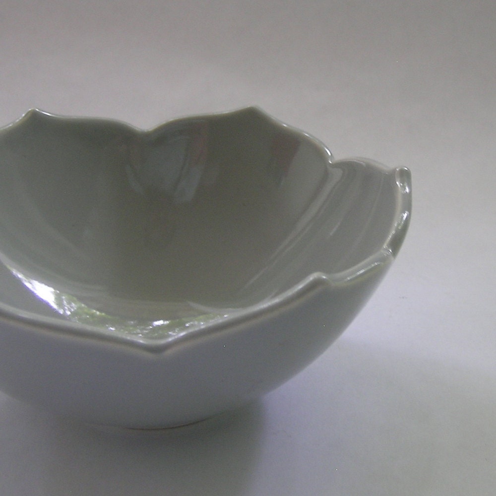Ceramic Lotus Bowl in French Grey