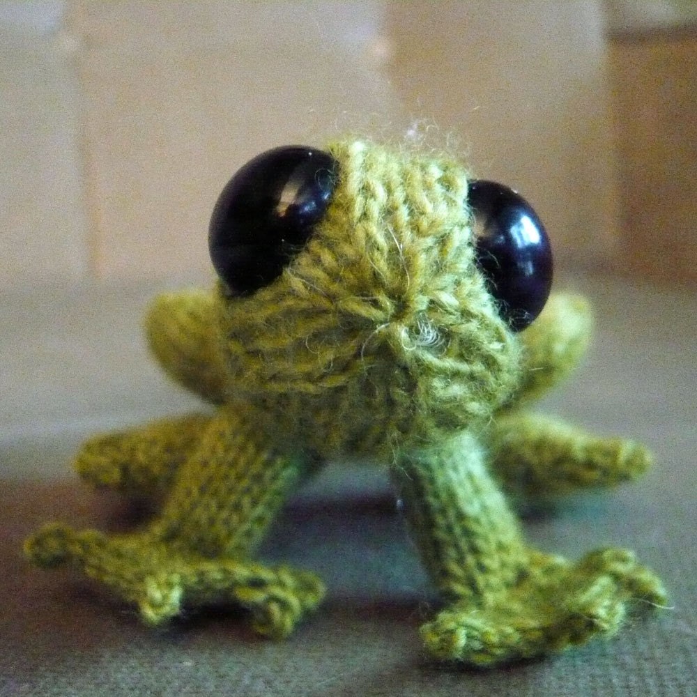Tiny Frog Prince -- hand knitted