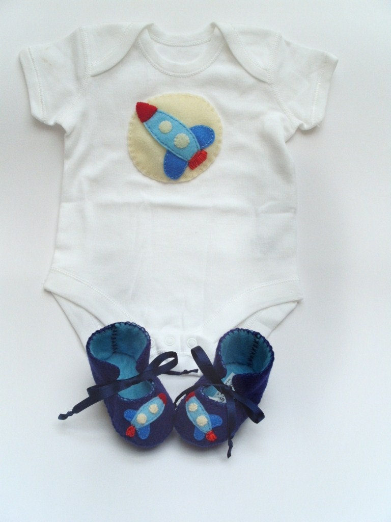 Rocket Baby GIft Set for Baby Boys. Baby Onesie Bodysuit and Baby Booties. Great for Baby Gift and Baby Showers