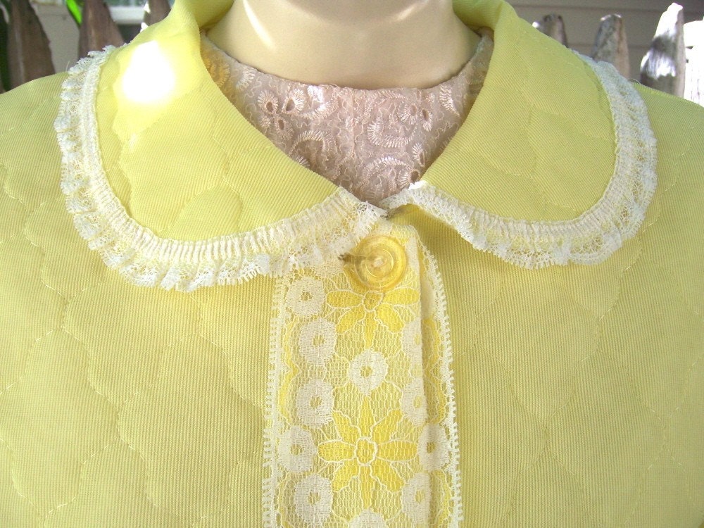 Springtime Daisies vintage lightweight quilted robe