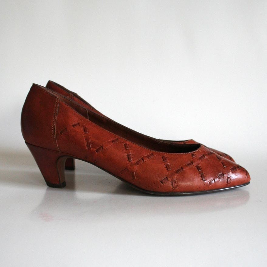 size 6 hazelnut brown leather criss cross woven pumps. 80s the Leather